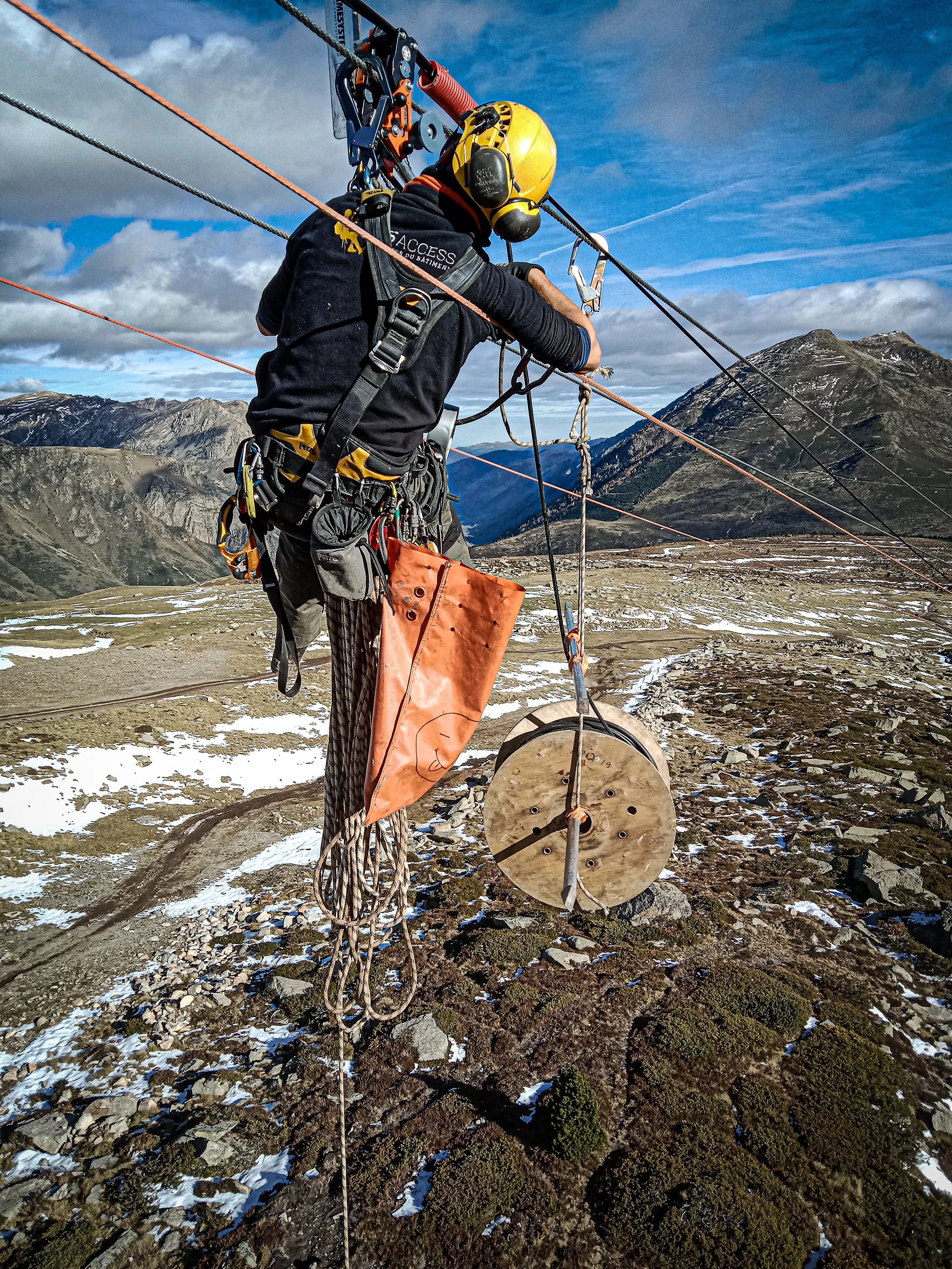 Intervention de cordistes MS Access pour respirer le bon air chez VLM à Porte Puymorens (industrie) – 2